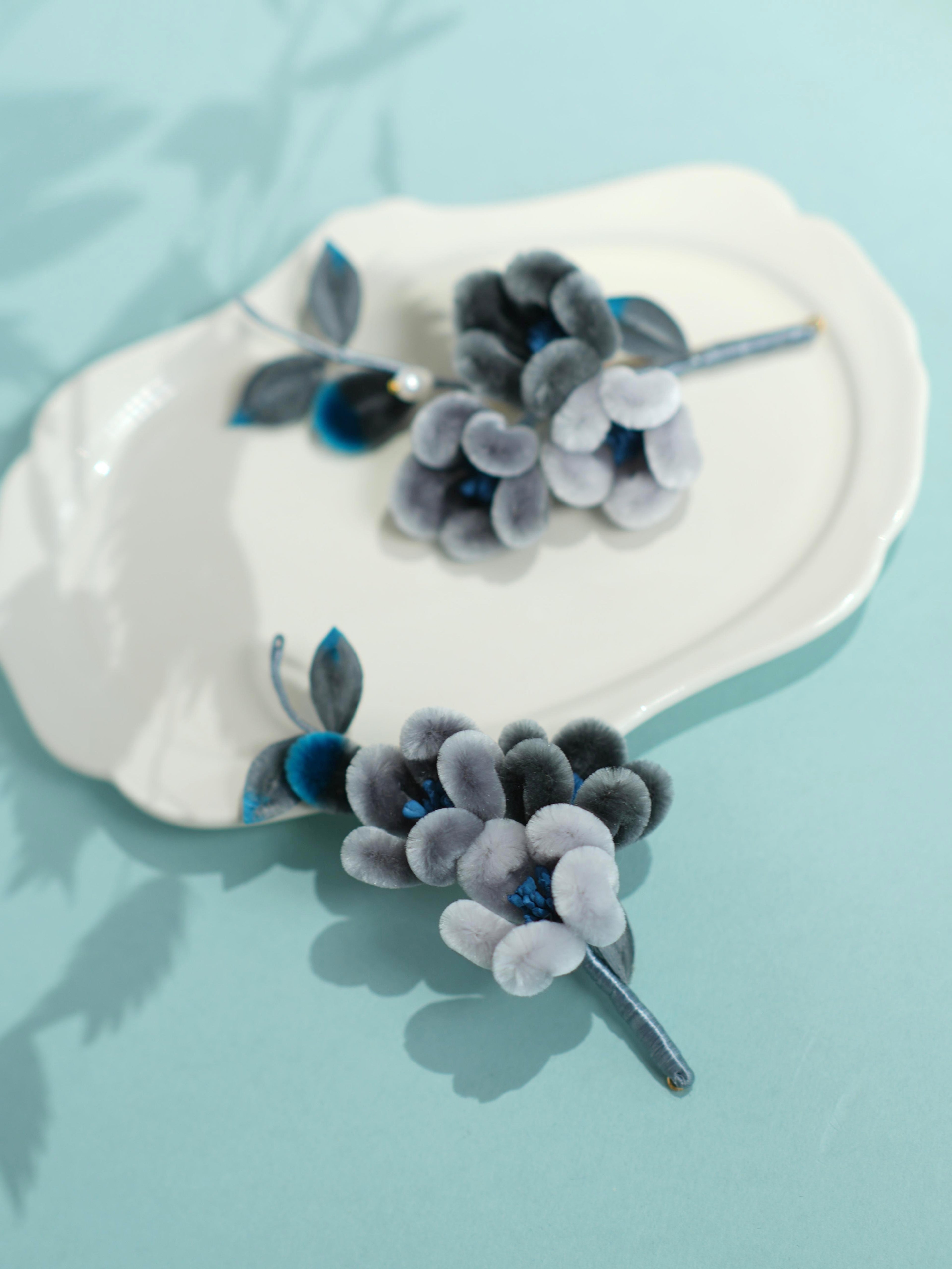 HandmadeRonghua—Cute Orchid Brooch